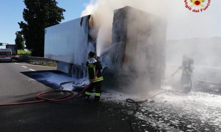 Semirimorchio va a fuoco: camion avvolto dalle fiamme
