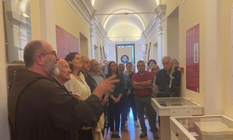 Sarnano, inaugurata la mostra “Nel segno di Francesco": un itinerario tra antichi documenti e libri