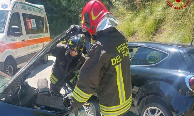Schianto lungo la provinciale, coinvolti due veicoli: interviene l'elisoccorso Schianto lungo la provinciale, coinvolti due veicoli: interviene l'elisoccorso