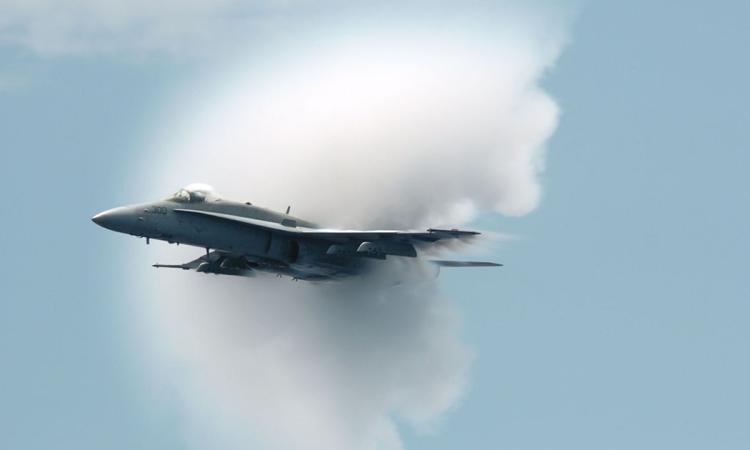 Forte boato nel Maceratese: aereo sfonda il muro del suono, tremano le case
