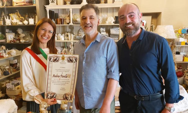 Potenza Picena, "With love" festeggia 25 anni di attività: il sindaco premia Andrea Pierella