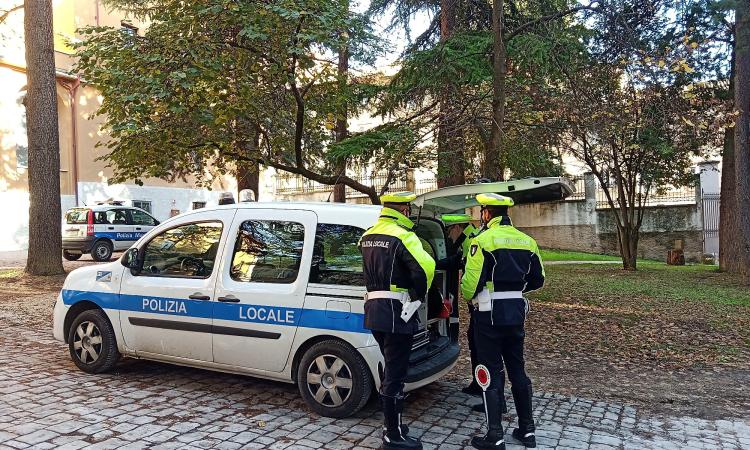 Macerata, dà in escandescenze in un locale e infastidisce i clienti: beccato mentre fugge sul bus