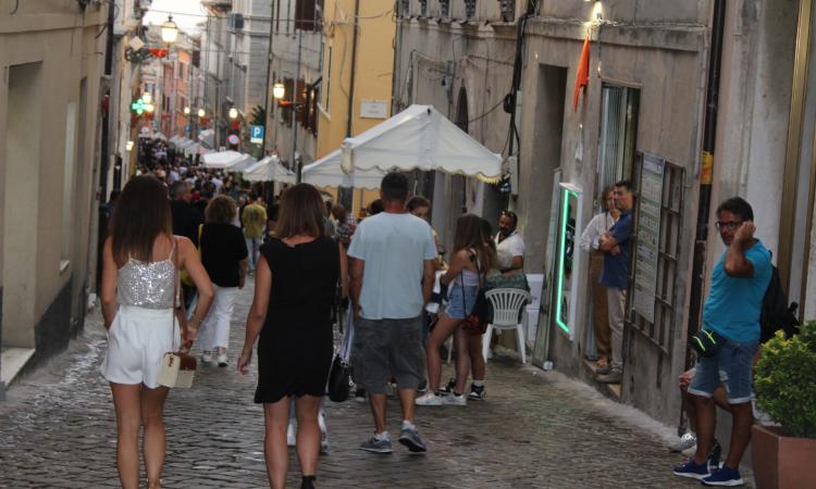 Cingoli, torna l'evento "Calici dal balcone": "Per sensibilizzare sull'uso e abuso di sostanze alcoliche" Cingoli, torna l'evento "Calici dal balcone": "Per sensibilizzare sull'uso e abuso di sostanze alcoliche"