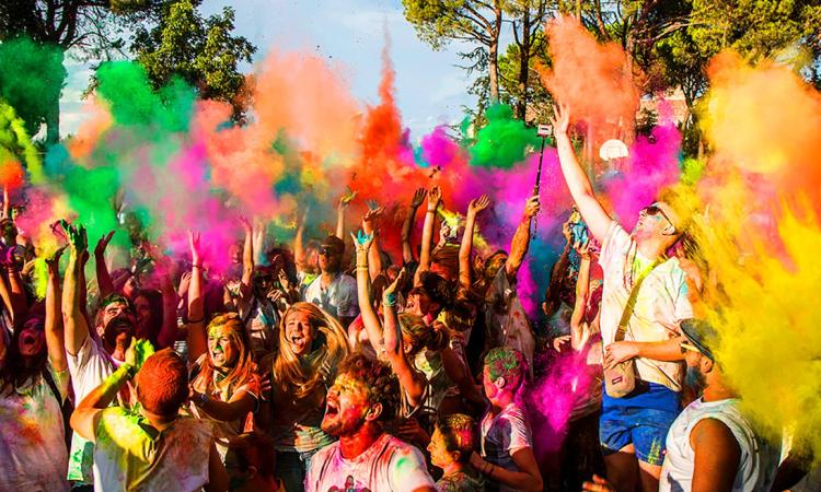 Porto Recanati, tempesta di colori al Parco Europa: attesa per l'evento di Ferragosto