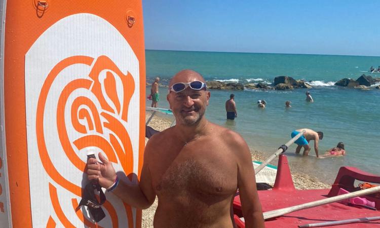 Luigi, l'infermiere "eroe" (anche fuori servizio): secondo salvataggio in 3 giorni in spiaggia Luigi, l'infermiere "eroe" (anche fuori servizio): secondo salvataggio in 3 giorni in spiaggia