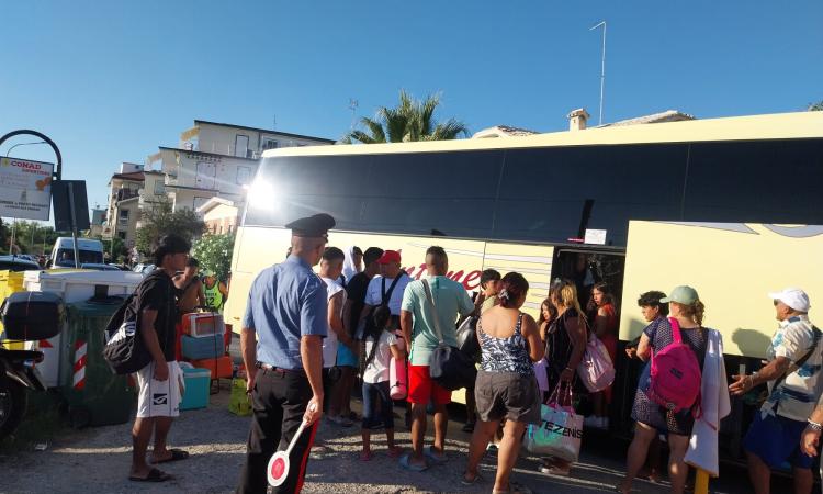Porto Recanati, autobus blocca la carreggiata per caricare i passeggeri: auto in coda per quaranta minuti Porto Recanati, autobus blocca la carreggiata per caricare i passeggeri: auto in coda per quaranta minuti