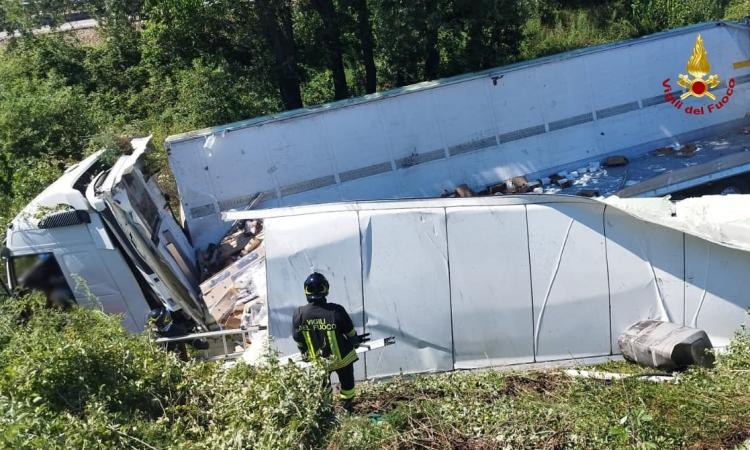 Tolentino, camion sfonda guardrail in superstrada e precipita in una scarpata: conducente a Torrette Tolentino, camion sfonda guardrail in superstrada e precipita in una scarpata: conducente a Torrette
