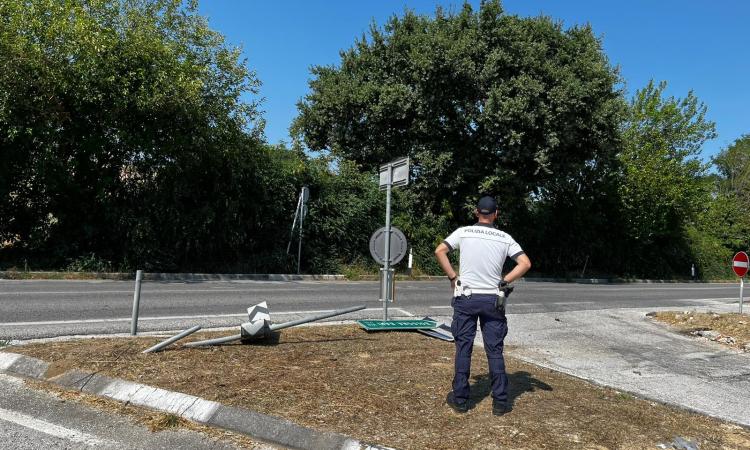 Macerata, perde il controllo dell'auto lungo la Carrareccia e abbatte palo della luce (FOTO)
