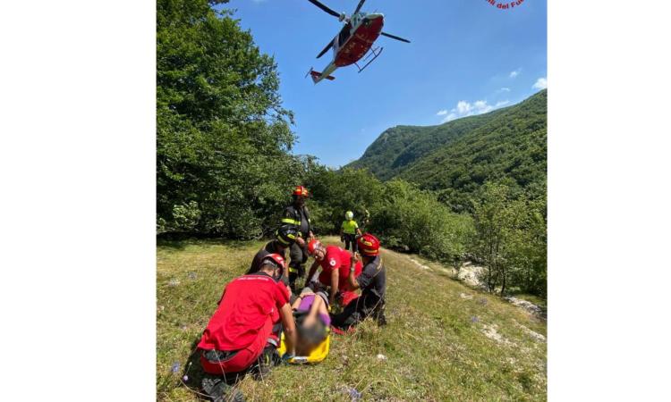 Monte San Vicino, donna in difficoltà lungo un sentiero: interviene l'elicottero dei vigili del fuoco Monte San Vicino, donna in difficoltà lungo un sentiero: interviene l'elicottero dei vigili del fuoco