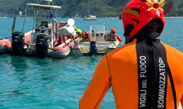 Imbarcano acqua e rischiano di affondare: soccorsi dai vigili del fuoco Imbarcano acqua e rischiano di affondare: soccorsi dai vigili del fuoco