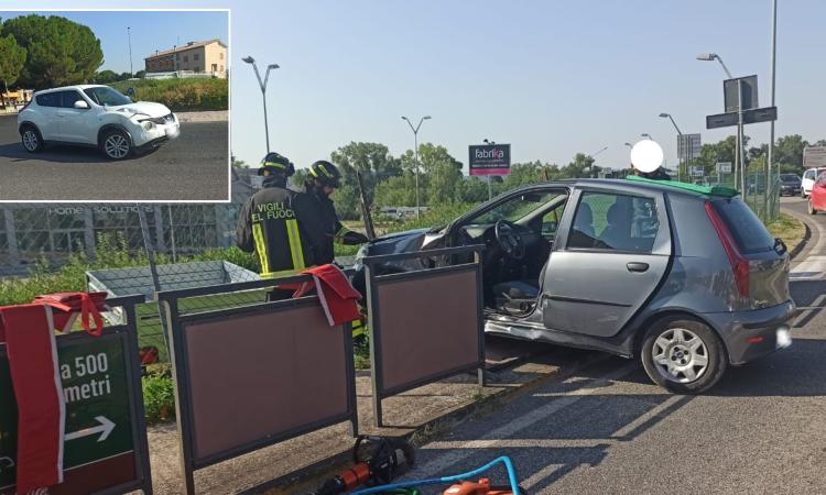 Macerata, scontro tra due auto alla rotonda: una donna in ospedale (FOTO)