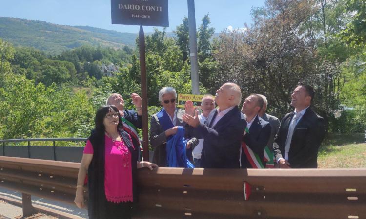 Scoperta la targa in ricordo di Dario Conti sul ponte di Fiastra