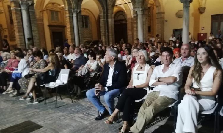 Recanati, successo per la premiere di "InFiniti": Michele Calì e Francesca Loy all'anteprima Recanati, successo per la premiere di "InFiniti": Michele Calì e Francesca Loy all'anteprima