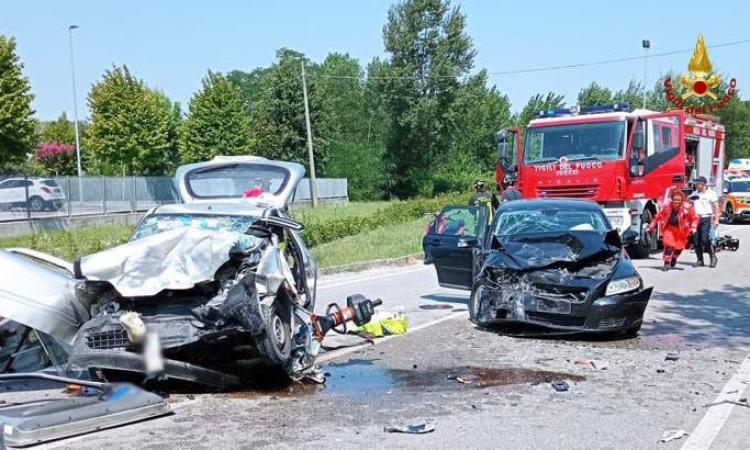 Tremendo scontro frontale lungo la provinciale: 5 feriti, coinvolta una famiglia. Arriva l'eliambulanza