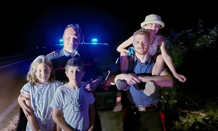 In vacanza nelle Marche, famiglia belga si perde nel bosco: genitori e bambini salvati dai carabinieri