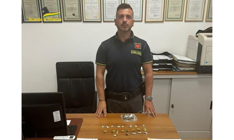 Montecosaro, blitz della Finanza: droga in auto e in casa, ai domiciliari un 25enne