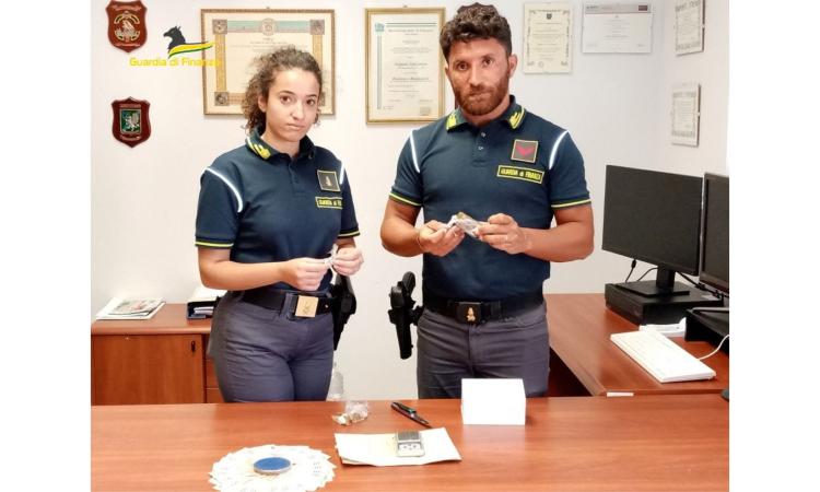 Macerata, scendono dal treno e vengono segnalati dal cane antidroga: fermati due 20enni
