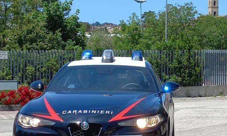 Colpisce al volto un maresciallo, poi minaccia i carabinieri: "Farete la stessa fine". Arrestato