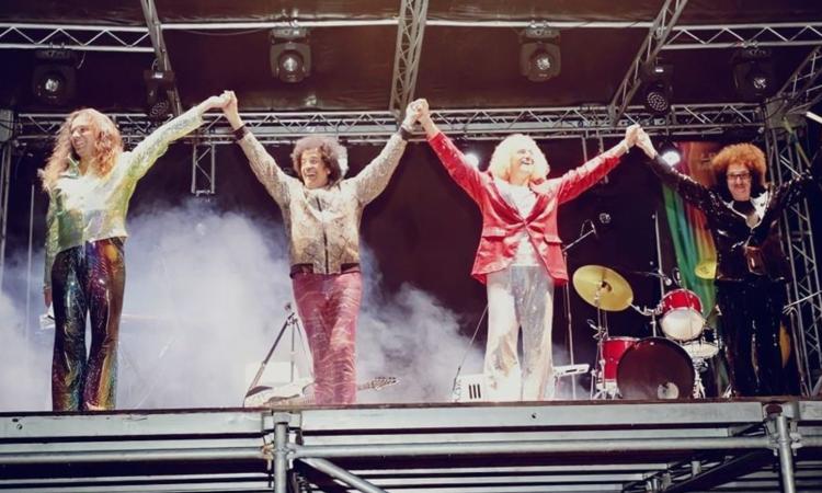 Recanati, una piazza in attesa del concerto gratuito de "I Cugini di Campagna"