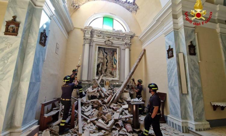 Crolla il tetto e travolge l'altare, tragedia sfiorata a Sassoferrato