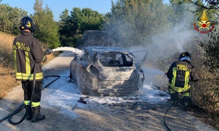 San Severino, auto va a fuoco durante la marcia: paura per gli occupanti San Severino, auto va a fuoco durante la marcia: paura per gli occupanti
