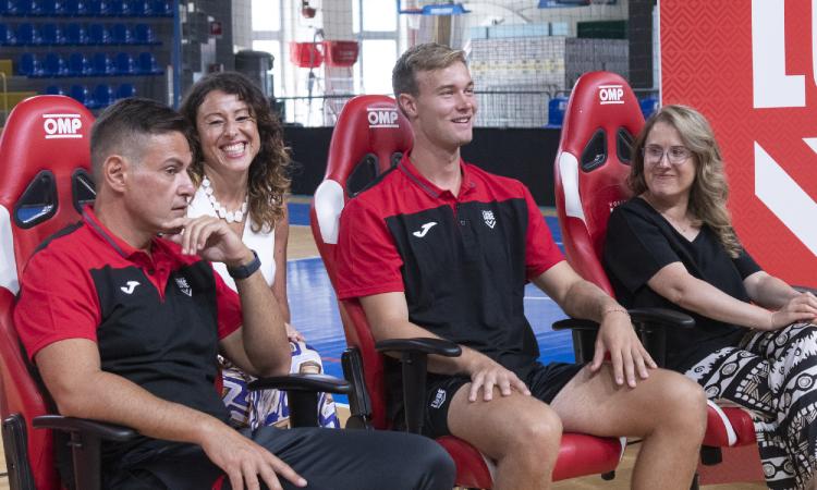 Lube, arriva dalle Hawaii ma è un vichingo: si presenta il nuovo palleggiatore Jacob Thelle Lube, arriva dalle Hawaii ma è un vichingo: si presenta il nuovo palleggiatore Jacob Thelle