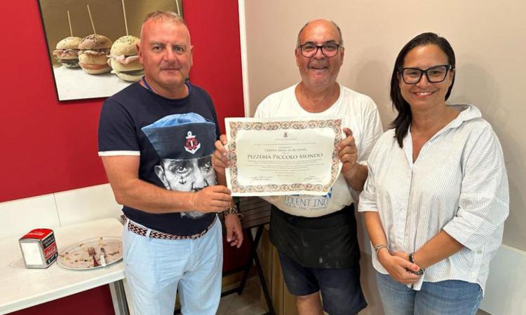 Tolentino, la pizzeria "Piccolo Mondo" compie 30 anni: il Comune premia Maurizio Ciccarelli Tolentino, la pizzeria "Piccolo Mondo" compie 30 anni: il Comune premia Maurizio Ciccarelli