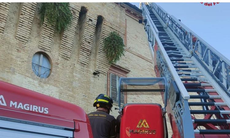 Montecassiano, paura in centro storico: crolla il tetto di un edificio Montecassiano, paura in centro storico: crolla il tetto di un edificio