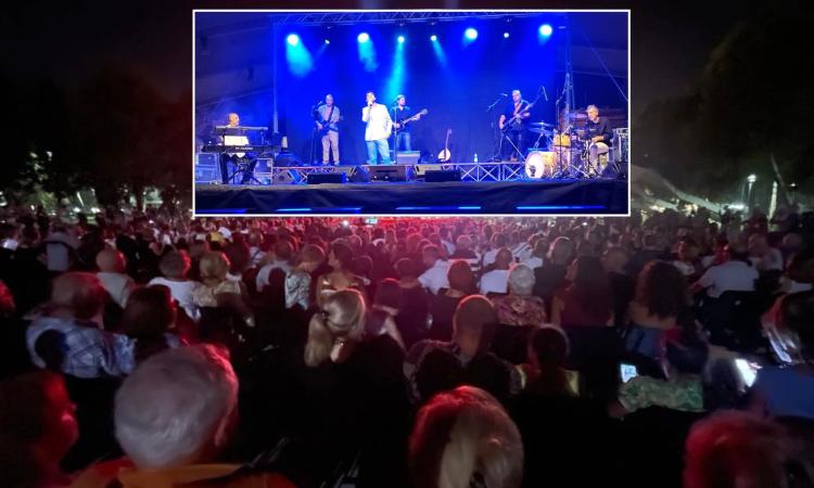 Paolo Petrini fa il "tutto esaurito" nella sua Civitanova: le "Belle Canzoni Italiane" fanno centro