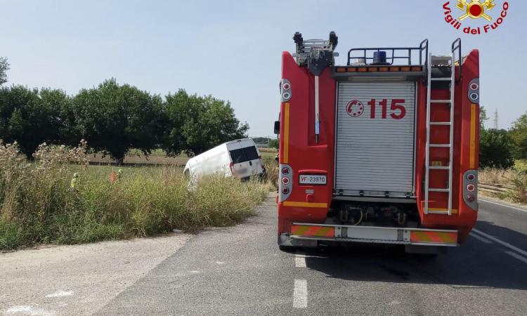 Auto e furgone dopo lo scontro finiscono nel fosso: una donna soccorsa in eliambulanza