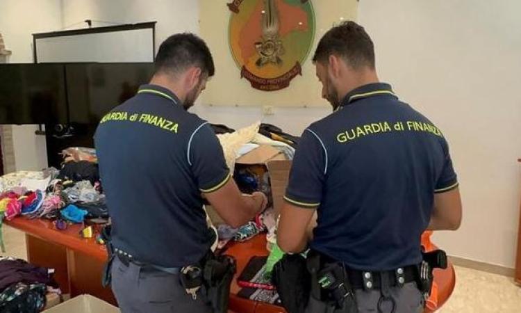 Venditori abusivi in spiaggia, c'è il sequestro di 21mila articoli: andranno alle famiglie bisognose