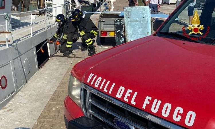 Esplosione su imbarcazione al porto: due pescatori ustionati e recuperati dai sommozzatori