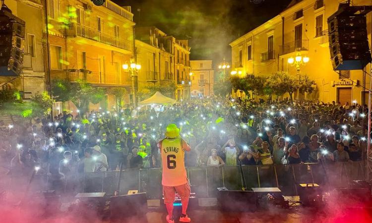 Tolentino si rituffa negli anni '80: musica e balli in piazza per cominciare settembre Tolentino si rituffa negli anni '80: musica e balli in piazza per cominciare settembre
