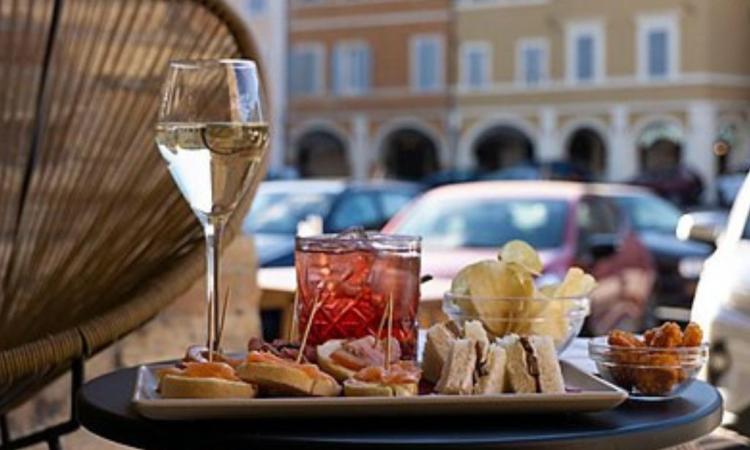 San Severino Marche, l'aperitivo che fa impazzire il web: la foto del bar Centrale finisce su Wikipedia San Severino Marche, l'aperitivo che fa impazzire il web: la foto del bar Centrale finisce su Wikipedia