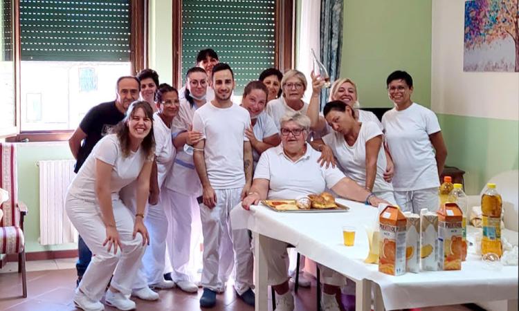 Tolentino, 37 anni a servizio degli ospiti della casa di riposo: Cecilia Ceschini va in pensione Tolentino, 37 anni a servizio degli ospiti della casa di riposo: Cecilia Ceschini va in pensione