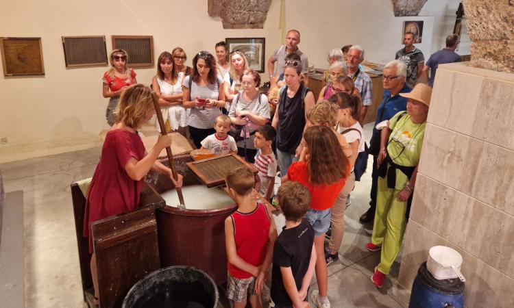 Turisti giunti da varie parti d'Italia per ammirare le bellezze di Pioraco Turisti giunti da varie parti d'Italia per ammirare le bellezze di Pioraco