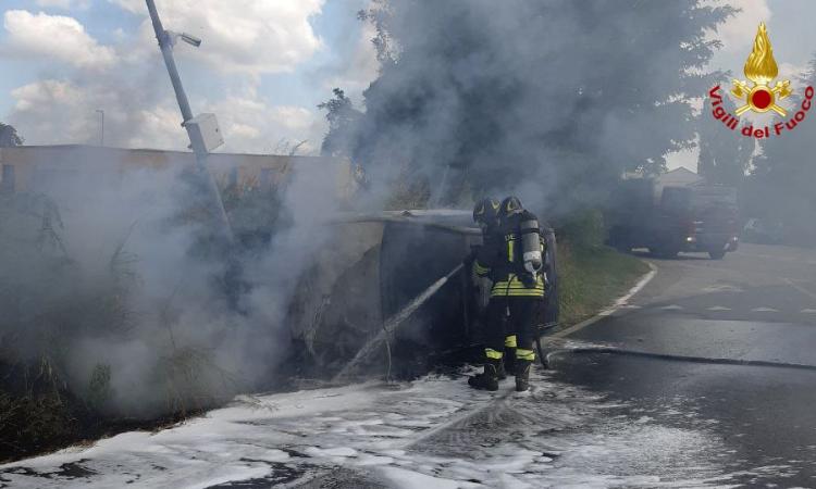 Auto si schianta contro un palo della luce e prende fuoco Auto si schianta contro un palo della luce e prende fuoco