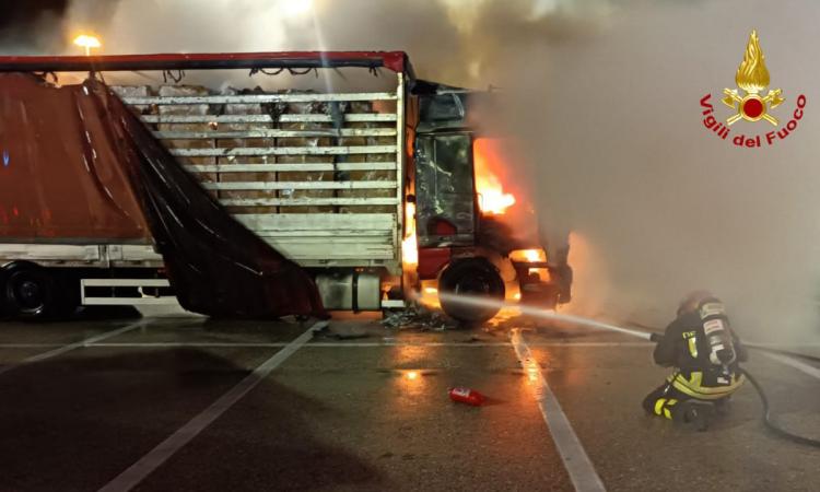 Camion va a fuoco nella notte in A14: attimi di paura nell'area di servizio