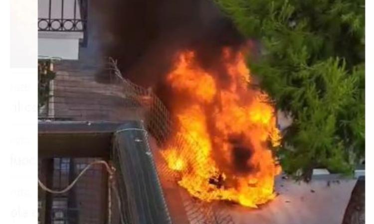 Porto Recanati, auto divorata dalle fiamme in pieno centro Porto Recanati, auto divorata dalle fiamme in pieno centro