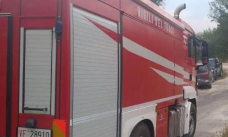 Scoppia incendio al terzo piano di un appartamento:16 persone evacuate