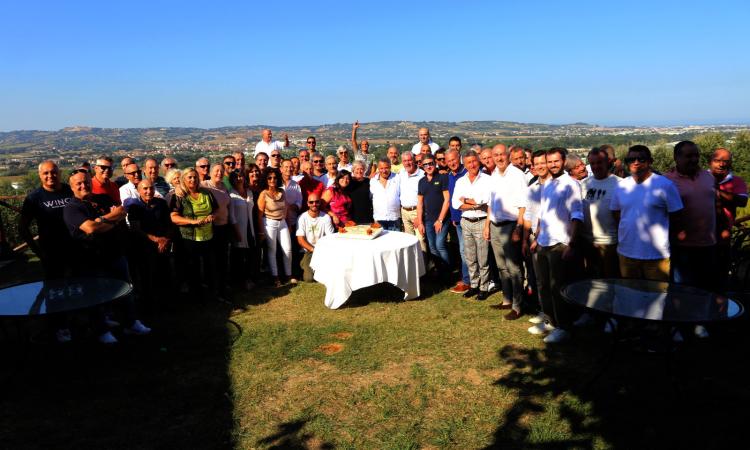 Montegranaro, l'ex capo reparto Laerte Tombesi saluta i vigili del fuoco: in novanta a Casa de Campo