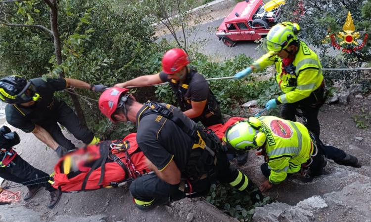 Infortunio mentre si arrampica lungo la falesia: ragazza soccorsa in eliambulanza