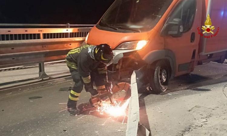Furgone finisce contro il guardrail: traffico bloccato sulla statale Furgone finisce contro il guardrail: traffico bloccato sulla statale