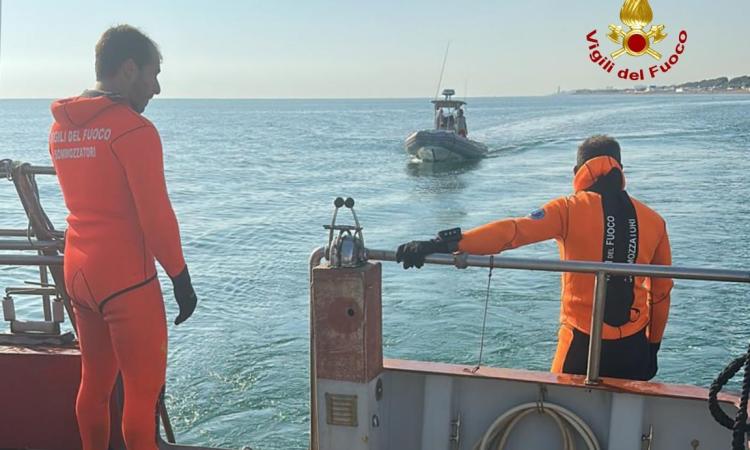 Si tuffa in mare e non fa più ritorno: 58enne trovato senza vita dopo una notte di ricerche (FOTO)