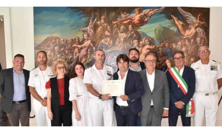 Salvò un 93enne caduto in mare: il comandante Raimondo Porcelli riceve l'encomio