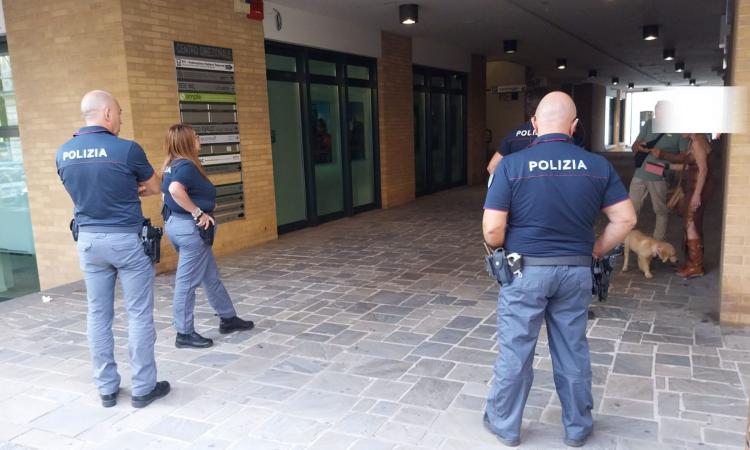 Macerata, violenta lite in strada tra un uomo e una donna lungo via Carducci: interviene la polizia (FOTO)
