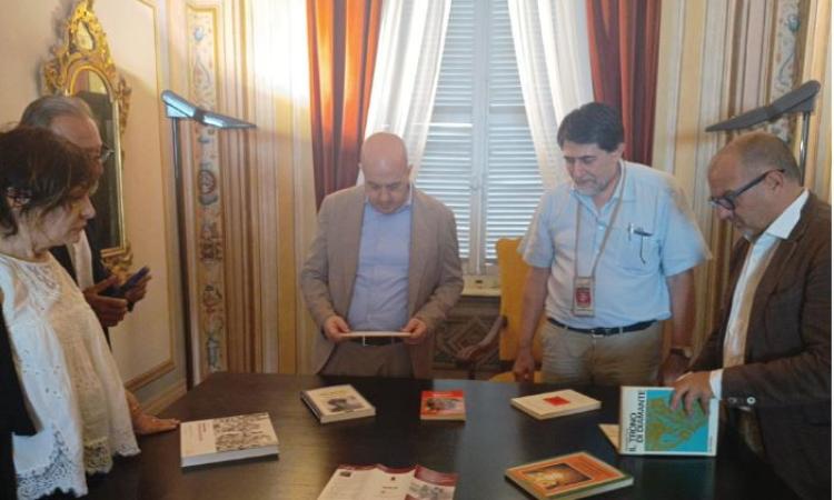 Macerata, nel segno di Giuseppe Tucci: l'associazione Identità europea dona 7 volumi alla Mozzi Borgetti