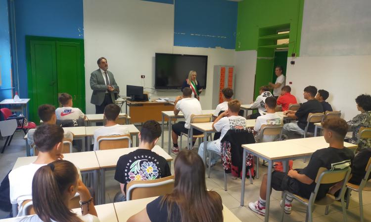 Primo giorno di scuola, Piermattei in visita agli studenti: "Siate accoglienti"