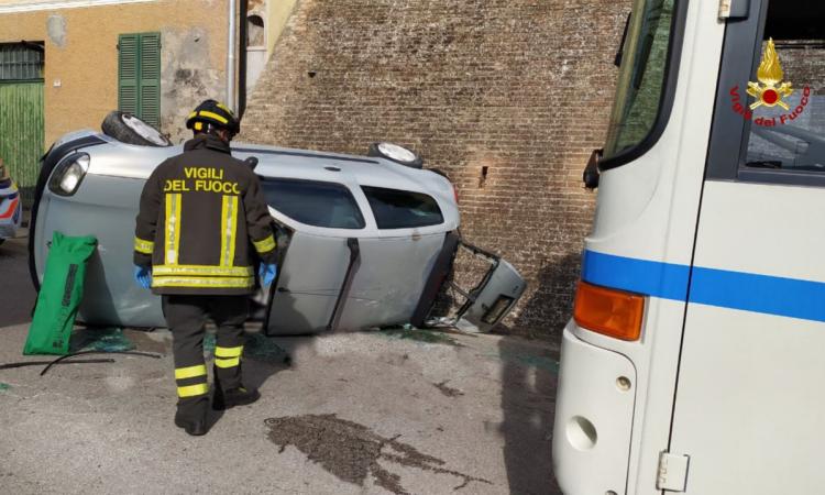 Scontro con un bus, auto si ribalta: due feriti, uno soccorso in elicottero