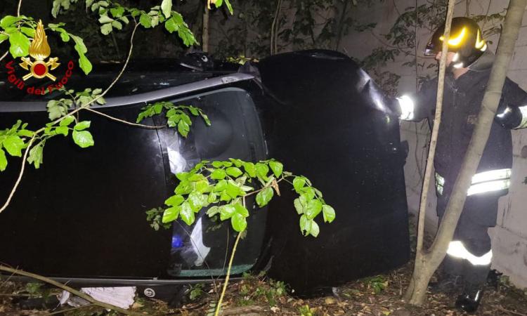 Auto sfonda il guardrail e finisce nella scarpata: feriti al Pronto Soccorso Auto sfonda il guardrail e finisce nella scarpata: feriti al Pronto Soccorso